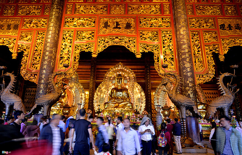 Nhét tiền lẻ, xoa đen tượng phật ngày khai hội chùa Bái Đính